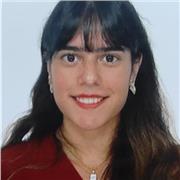 Profesora de español para extranjeros con habilidades interculturales con dominio adicional de lenguas como inglés y japonés.